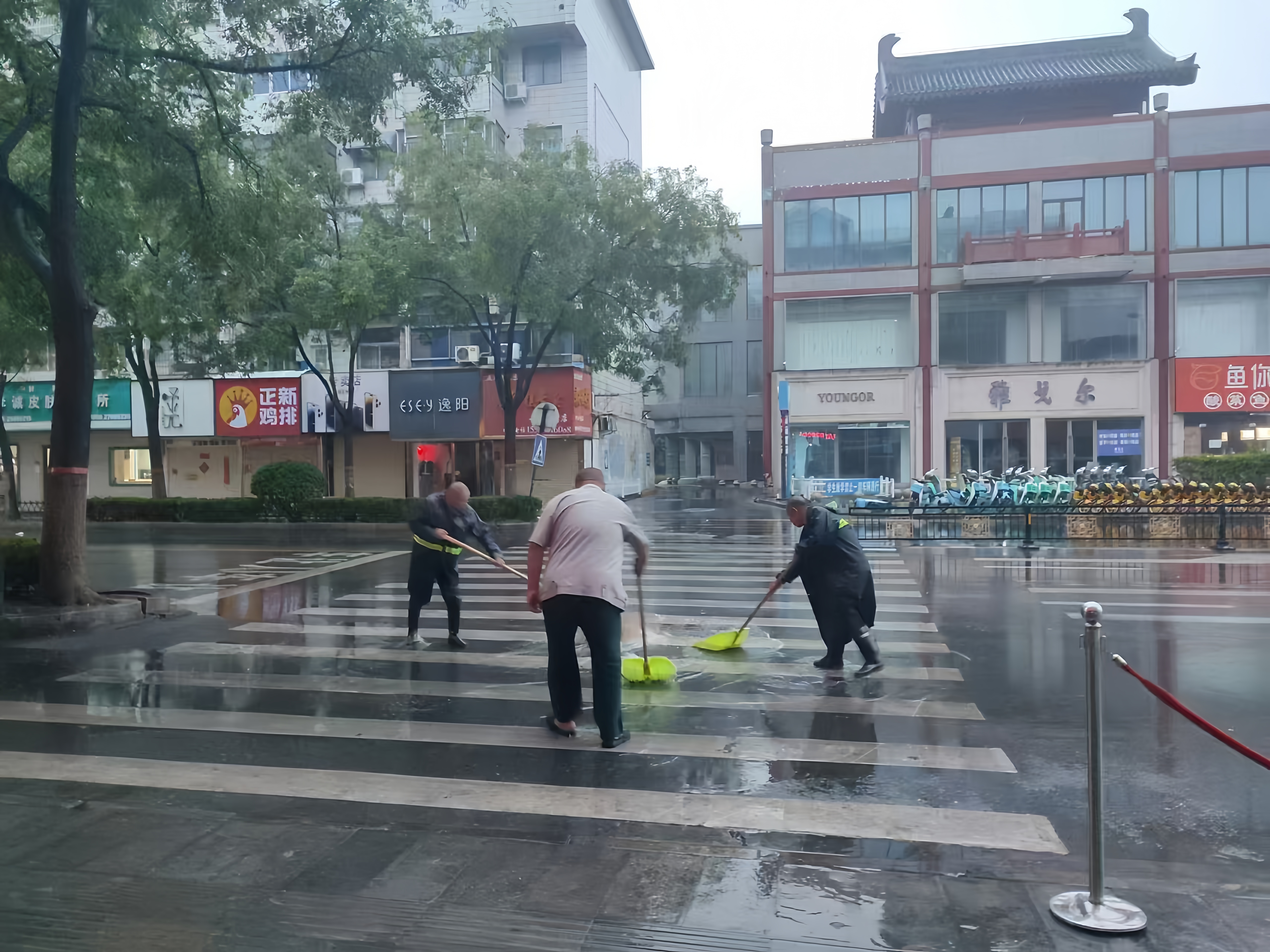 清扫校园门前积水.jpg