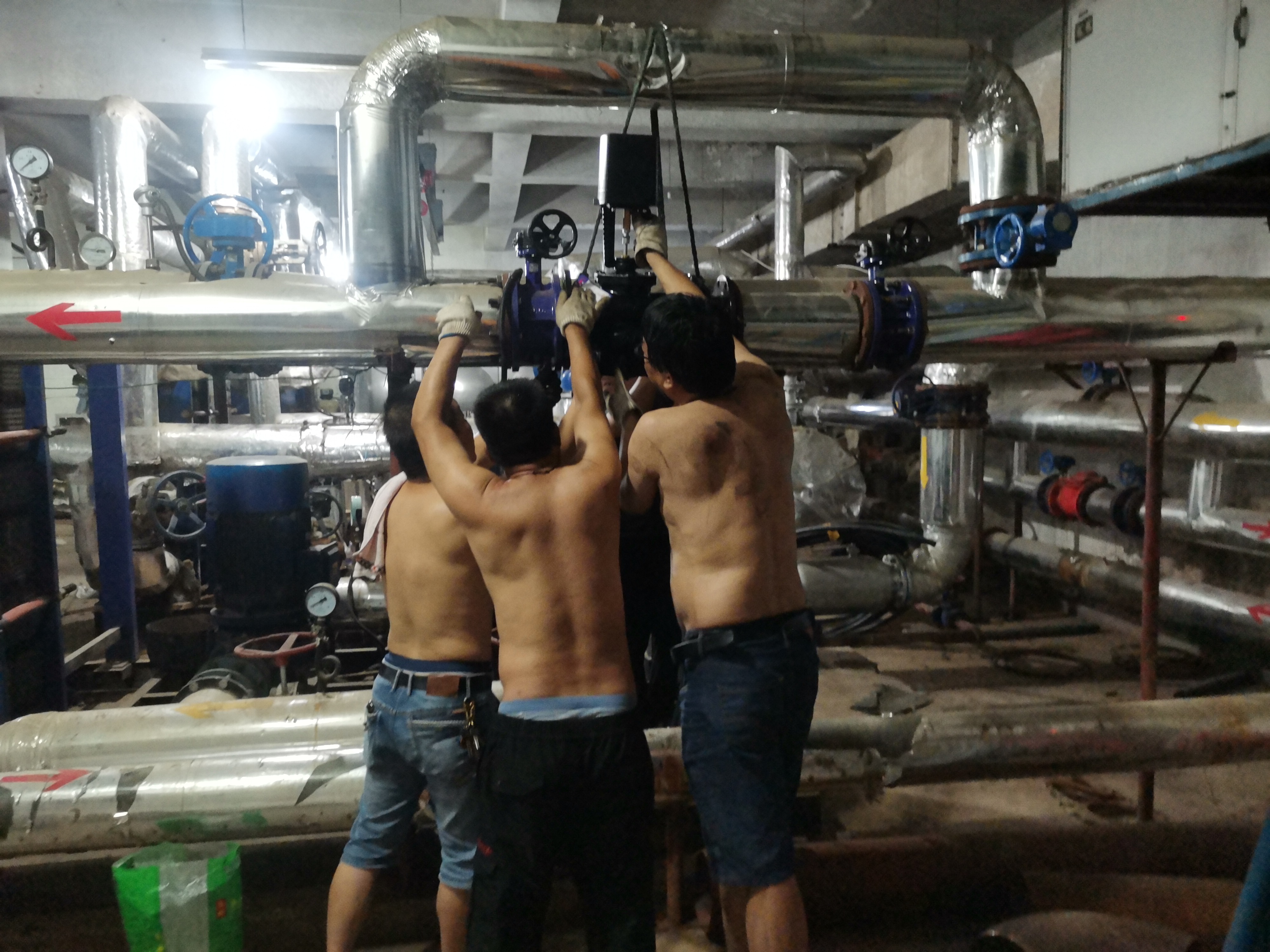 洛阳理工学院后勤保障处-赤膊上阵维修忙.jpg