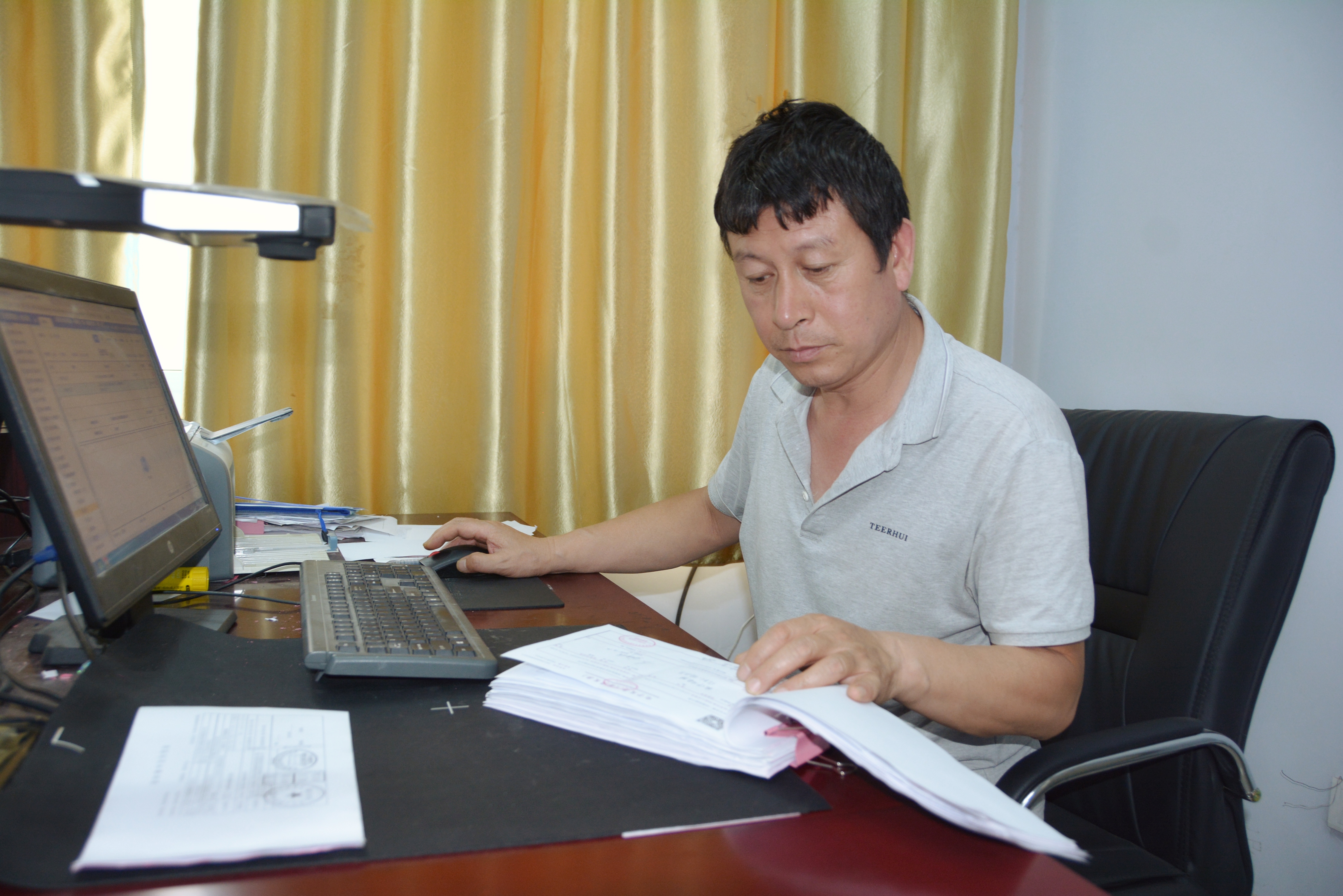 杨老师加班工作.jpg