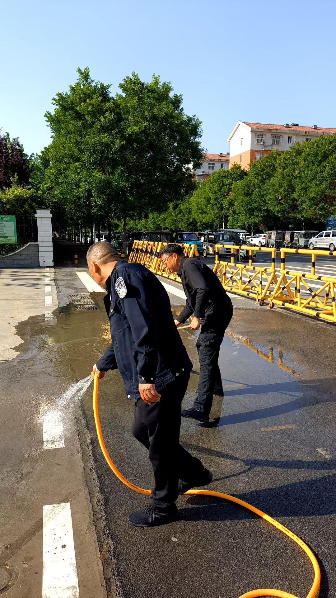 雨后保安冲洗路面.jpg
