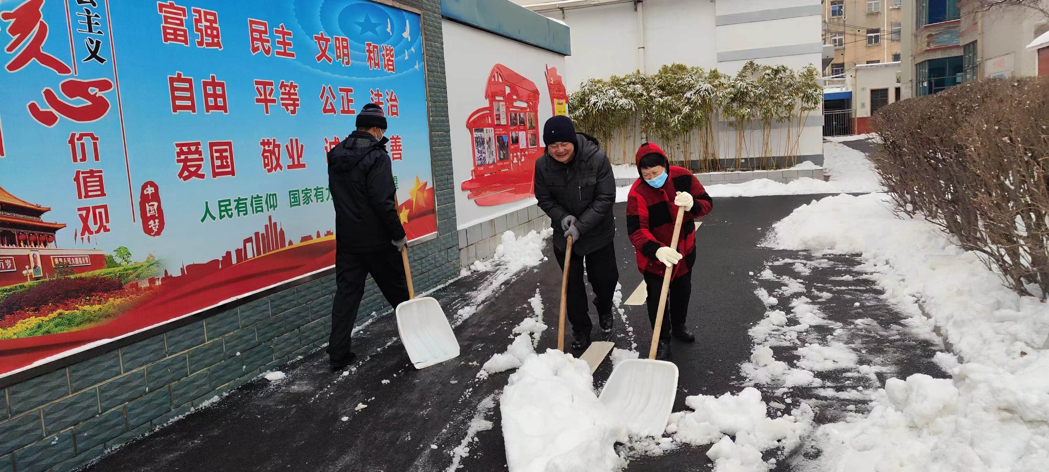恶劣雨雪天气 保障道路通畅.jpg