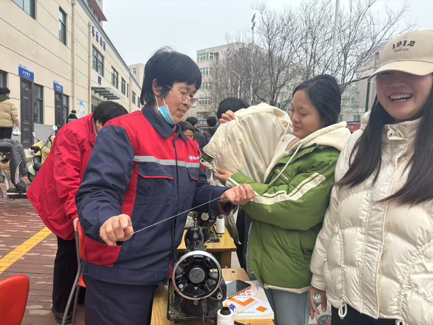 宿管妈妈爱心缝补.jpg