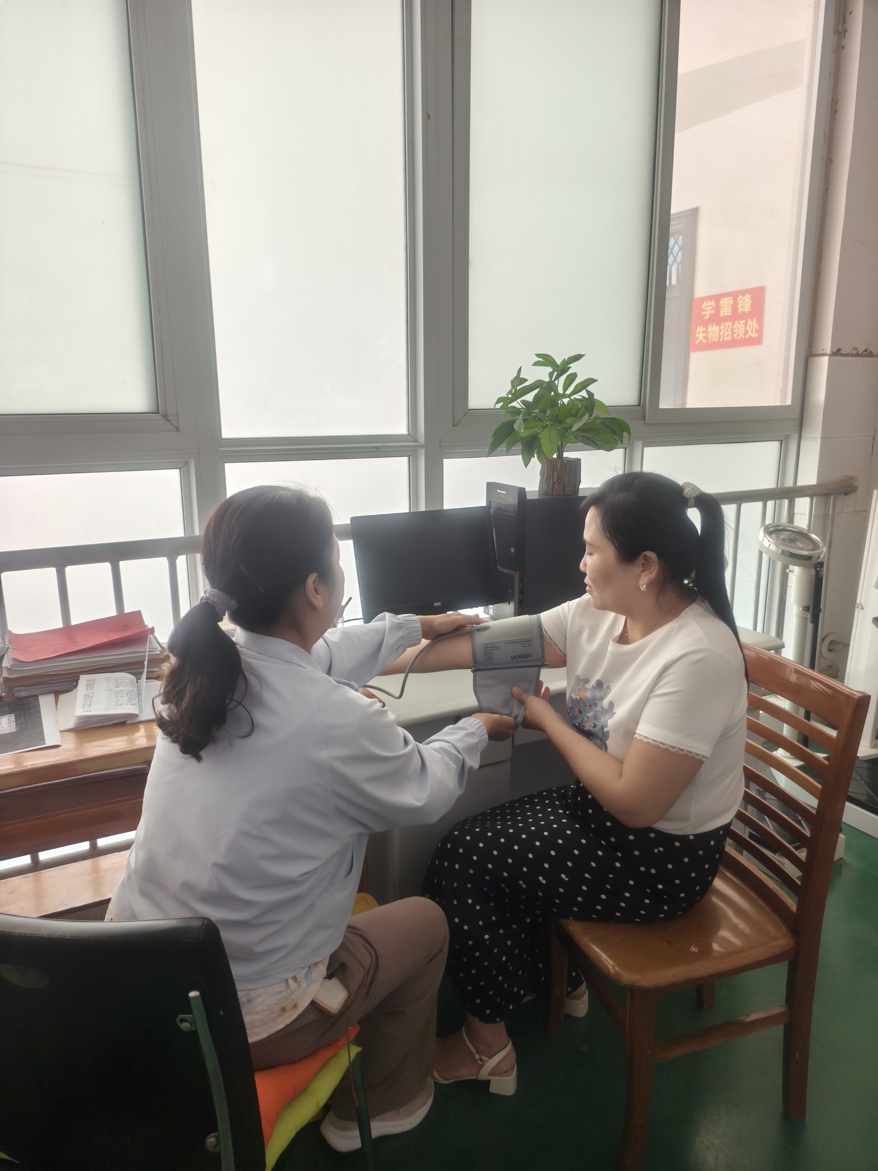 校医贾红洁老师为老师量血压1.jpg