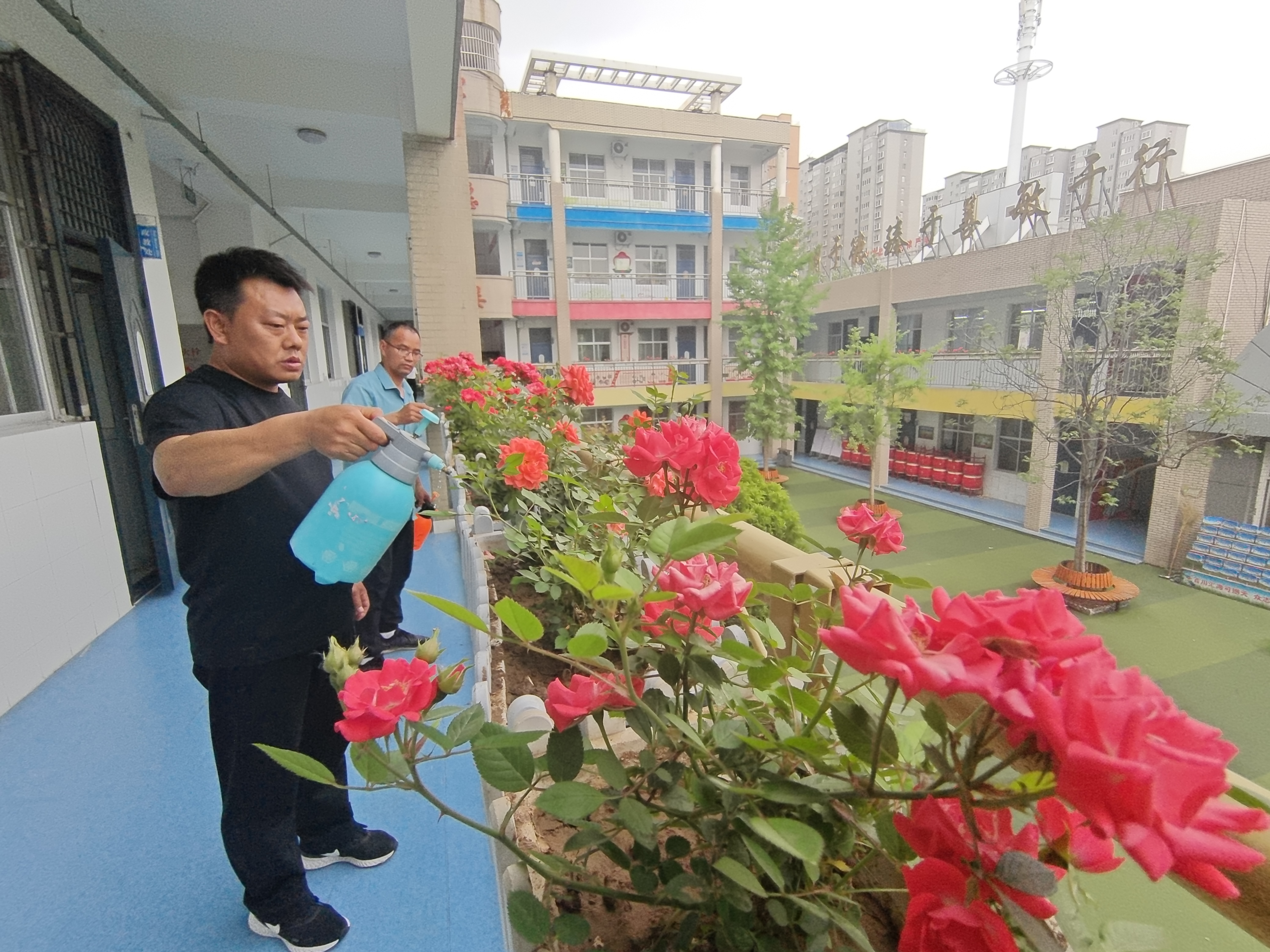 汗水浇开花满园.jpg