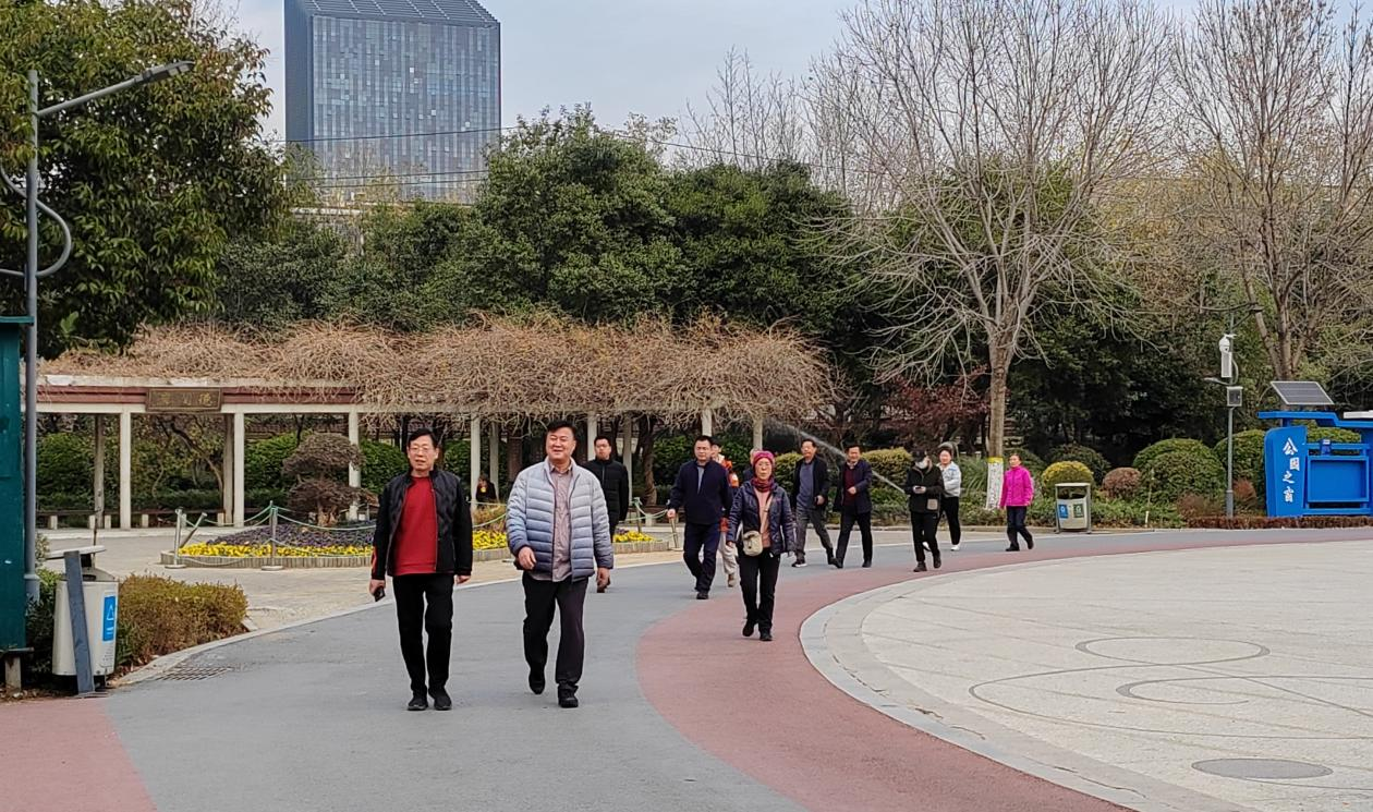 新闻图片 河南省教育后勤协会举办健步走团建活动